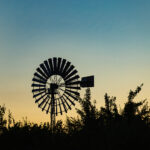 Windrad am Landschaftspark in der Dämmerung